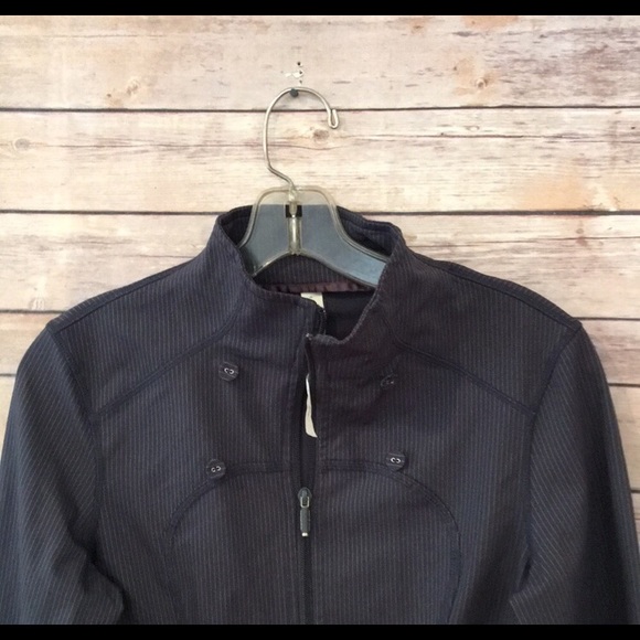 Lululemon detachable hood rain jacket - Picture 4 of 6